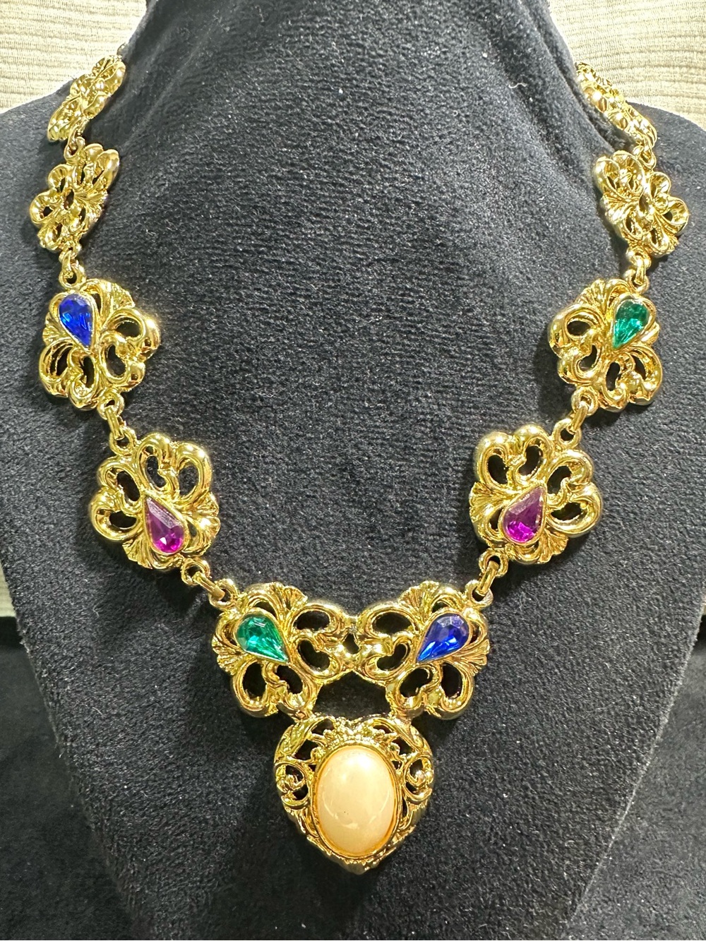 Vtg: Polished Gold Toned, Faux Pearl Multicolored Gemstone Necklace